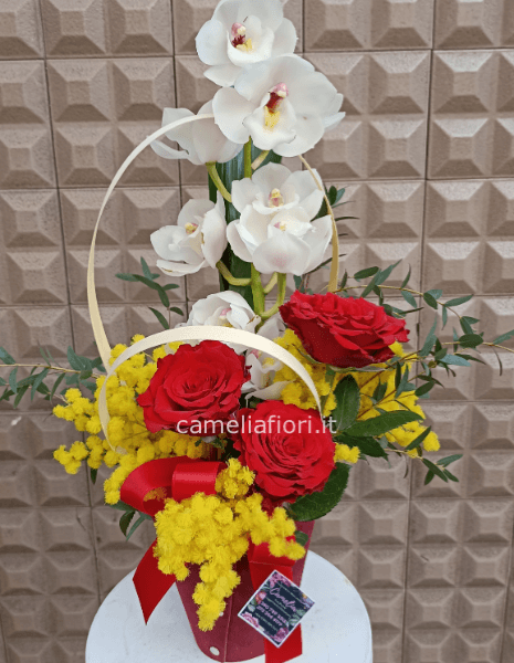 Composizione orchidea e rose